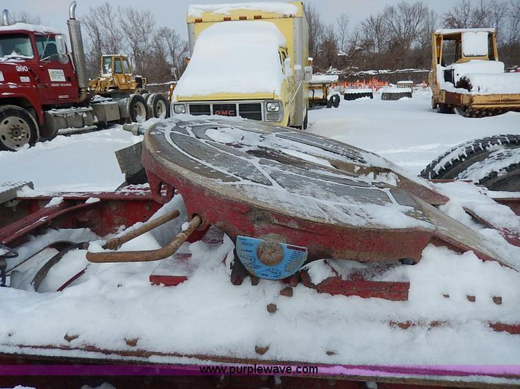 image for item H1312 1993 International 9200 semi truck