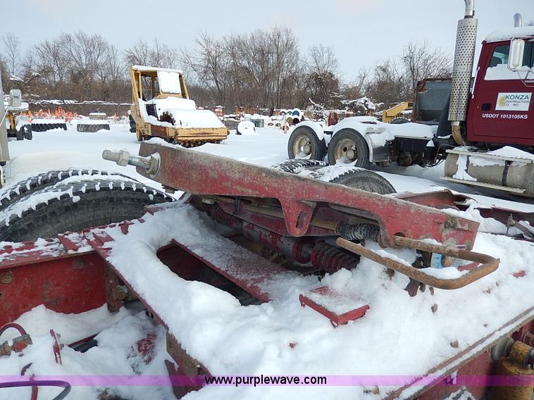 image for item H1312 1993 International 9200 semi truck