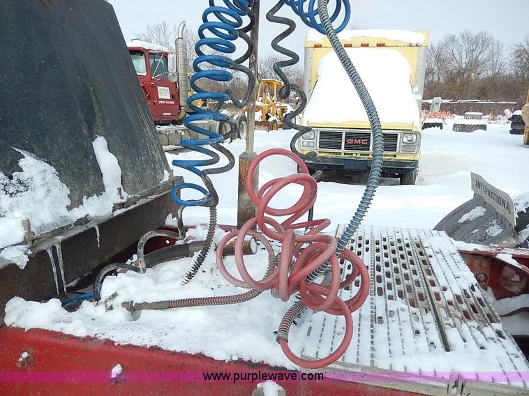 image for item H1312 1993 International 9200 semi truck