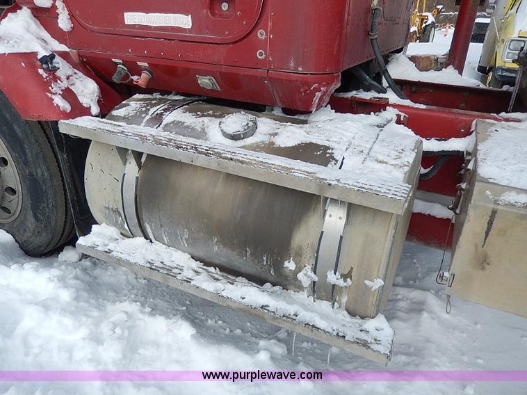 image for item H1312 1993 International 9200 semi truck