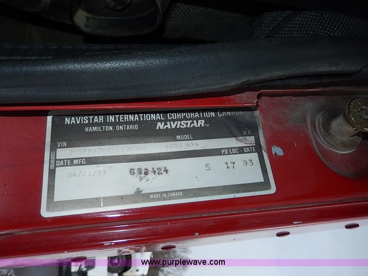 image for item H1312 1993 International 9200 semi truck