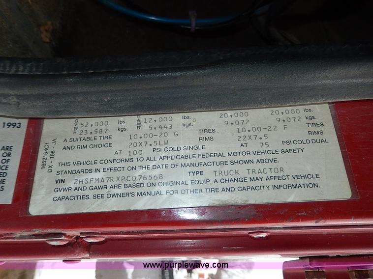 image for item H1312 1993 International 9200 semi truck