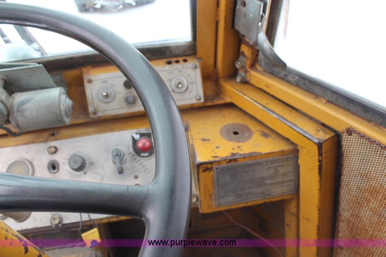 image for item H1313 1973 Caterpillar 930 wheel loader