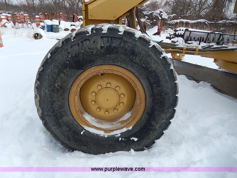 image for item H1314 1999 Caterpillar 140H articulated motor grader