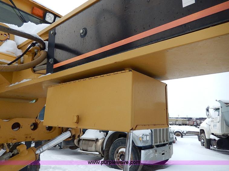 image for item H1314 1999 Caterpillar 140H articulated motor grader