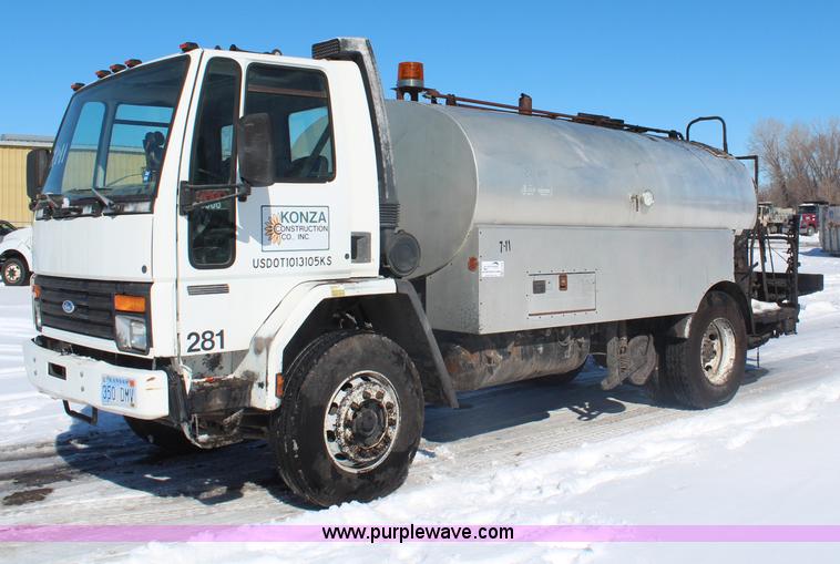 image for item H1328 1988 Ford Cargo 8000 oil distribution truck