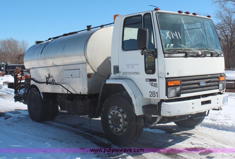 image for item H1328 1988 Ford Cargo 8000 oil distribution truck