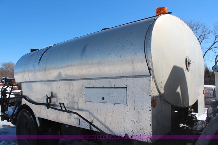 image for item H1328 1988 Ford Cargo 8000 oil distribution truck