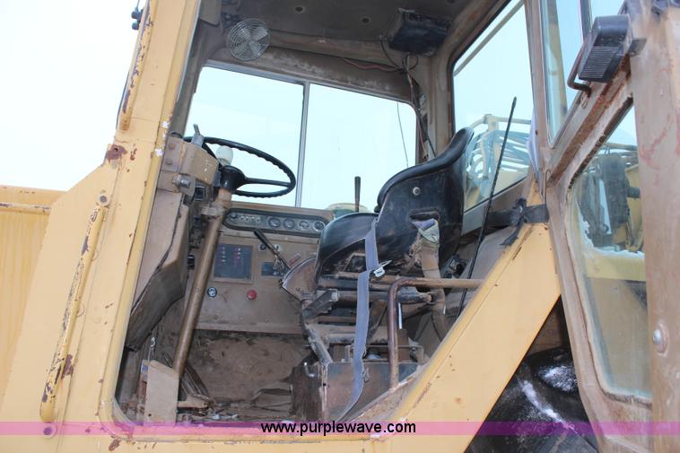 image for item H1333 1988 Caterpillar 615C scraper