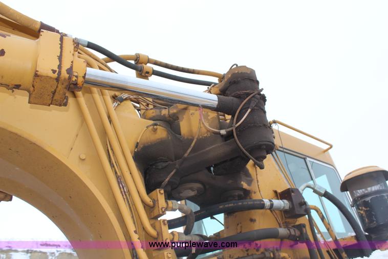 image for item H1333 1988 Caterpillar 615C scraper