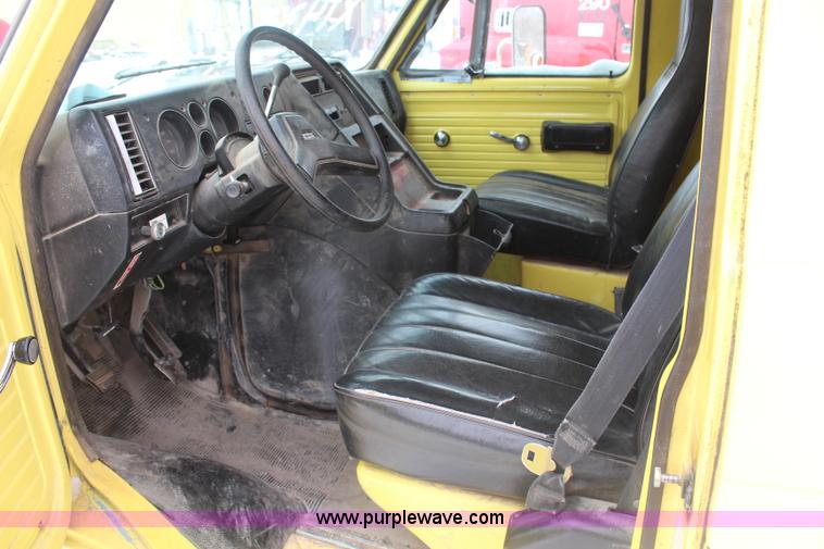 image for item H1353 1988 GMC Vandura G3500 box truck