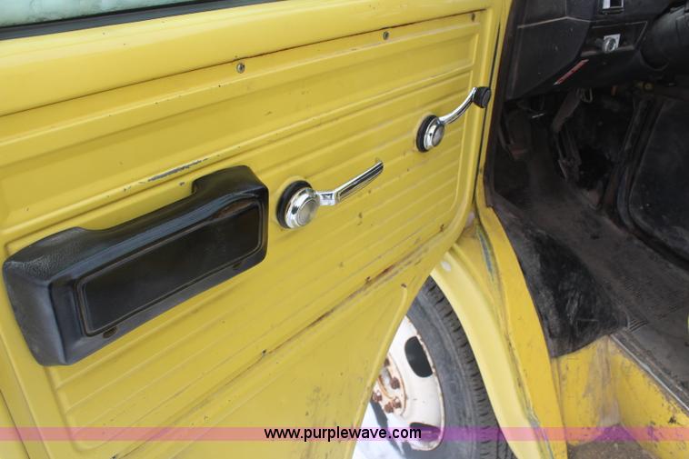 image for item H1353 1988 GMC Vandura G3500 box truck