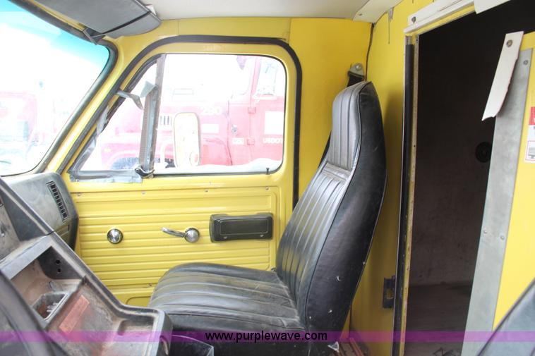 image for item H1353 1988 GMC Vandura G3500 box truck