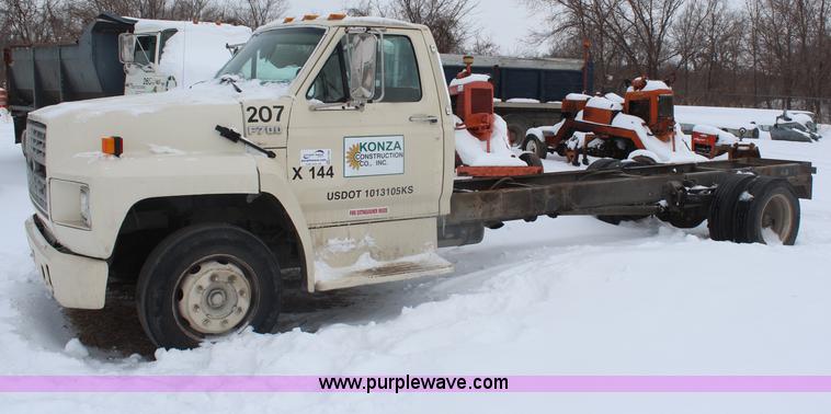 image for item H1354 1990 Ford F700 truck cab and chassis