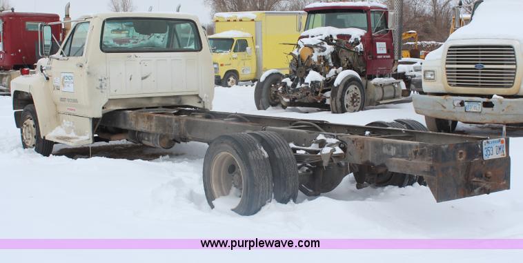 image for item H1354 1990 Ford F700 truck cab and chassis