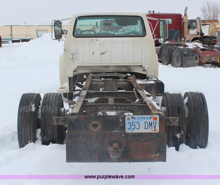 image for item H1354 1990 Ford F700 truck cab and chassis