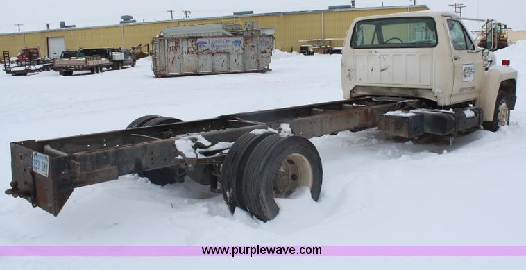 image for item H1354 1990 Ford F700 truck cab and chassis