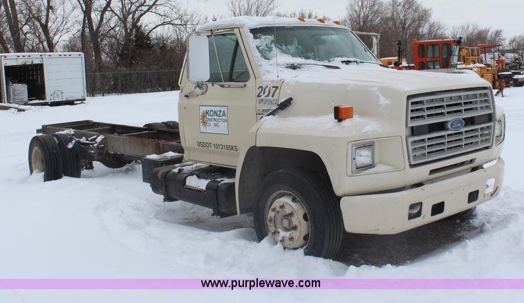 image for item H1354 1990 Ford F700 truck cab and chassis