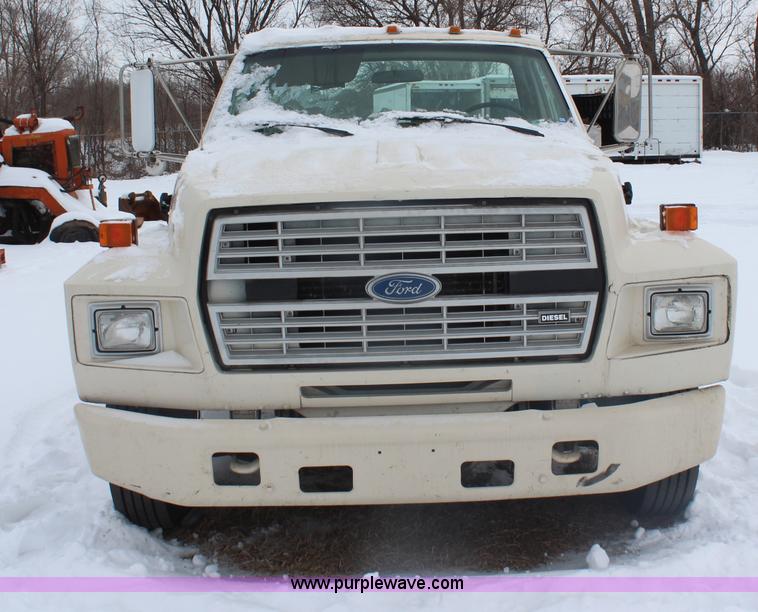 image for item H1354 1990 Ford F700 truck cab and chassis