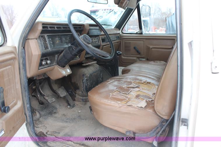 image for item H1354 1990 Ford F700 truck cab and chassis