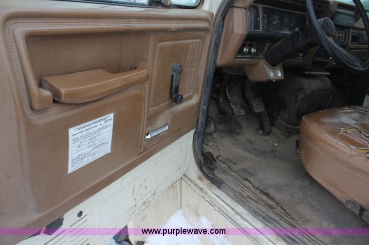 image for item H1354 1990 Ford F700 truck cab and chassis