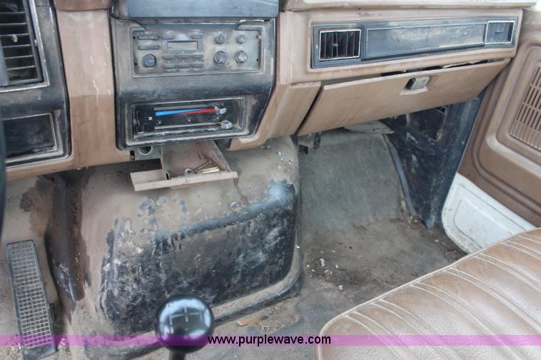 image for item H1354 1990 Ford F700 truck cab and chassis