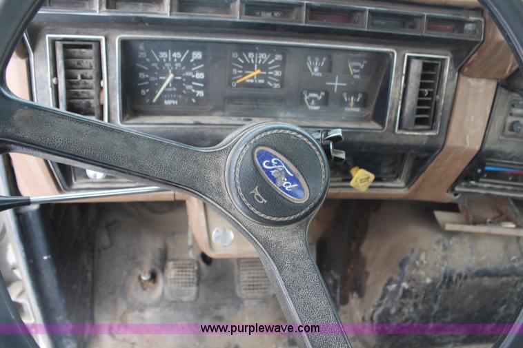 image for item H1354 1990 Ford F700 truck cab and chassis