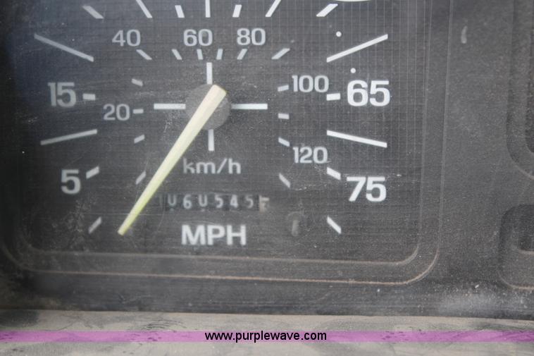 image for item H1354 1990 Ford F700 truck cab and chassis