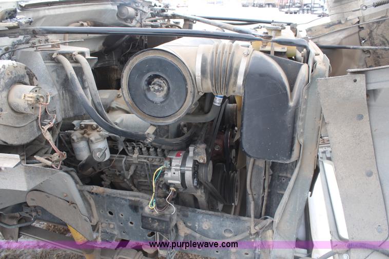 image for item H1354 1990 Ford F700 truck cab and chassis