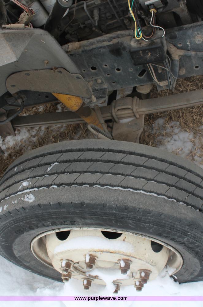 image for item H1354 1990 Ford F700 truck cab and chassis