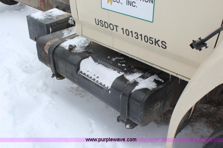 image for item H1354 1990 Ford F700 truck cab and chassis