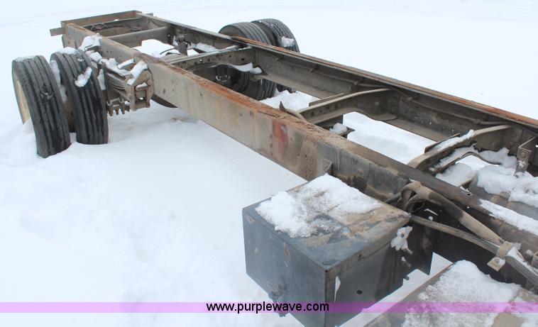 image for item H1354 1990 Ford F700 truck cab and chassis