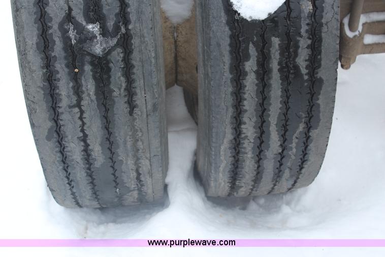 image for item H1354 1990 Ford F700 truck cab and chassis