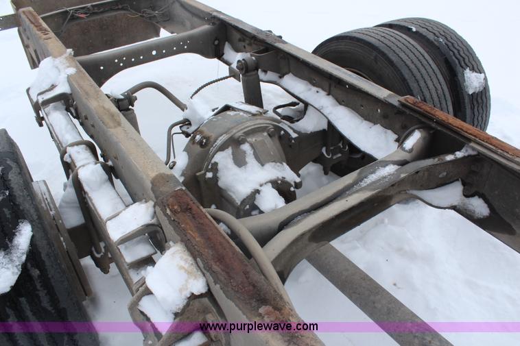 image for item H1354 1990 Ford F700 truck cab and chassis