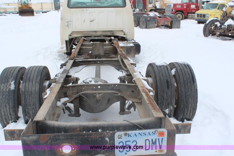 image for item H1354 1990 Ford F700 truck cab and chassis
