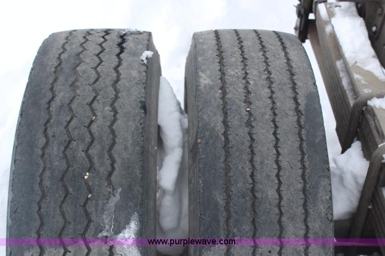 image for item H1354 1990 Ford F700 truck cab and chassis