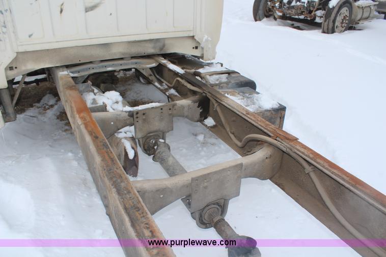 image for item H1354 1990 Ford F700 truck cab and chassis