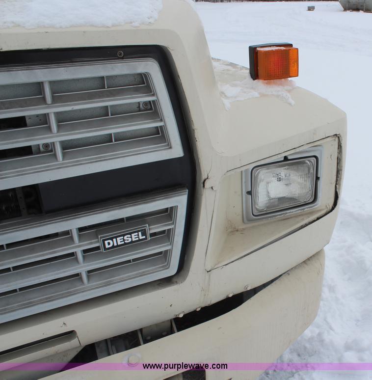 image for item H1354 1990 Ford F700 truck cab and chassis