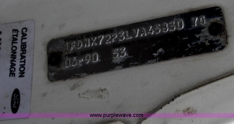 image for item H1354 1990 Ford F700 truck cab and chassis