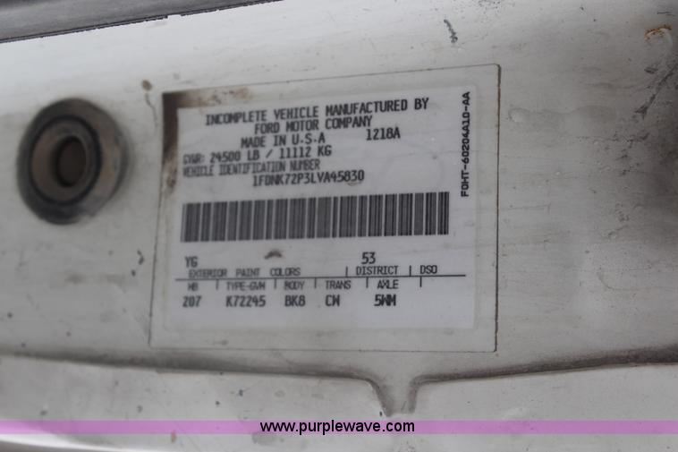 image for item H1354 1990 Ford F700 truck cab and chassis