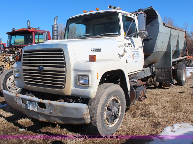 image for item H1355 1988 Ford LT8000 dump truck