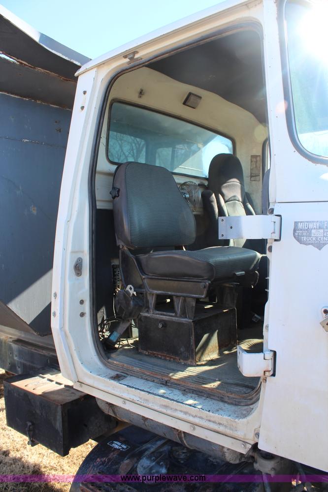 image for item H1355 1988 Ford LT8000 dump truck