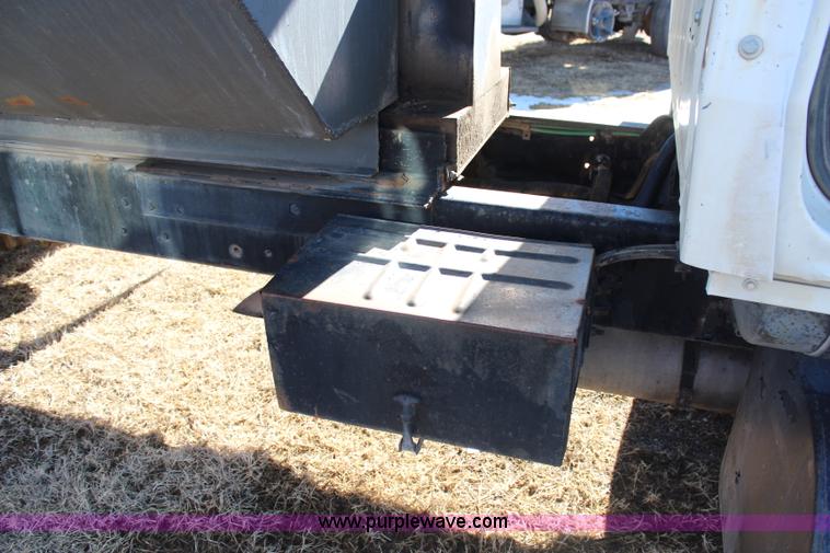 image for item H1355 1988 Ford LT8000 dump truck