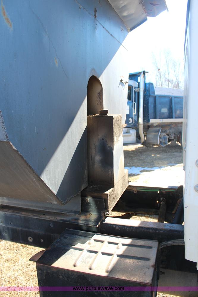 image for item H1355 1988 Ford LT8000 dump truck