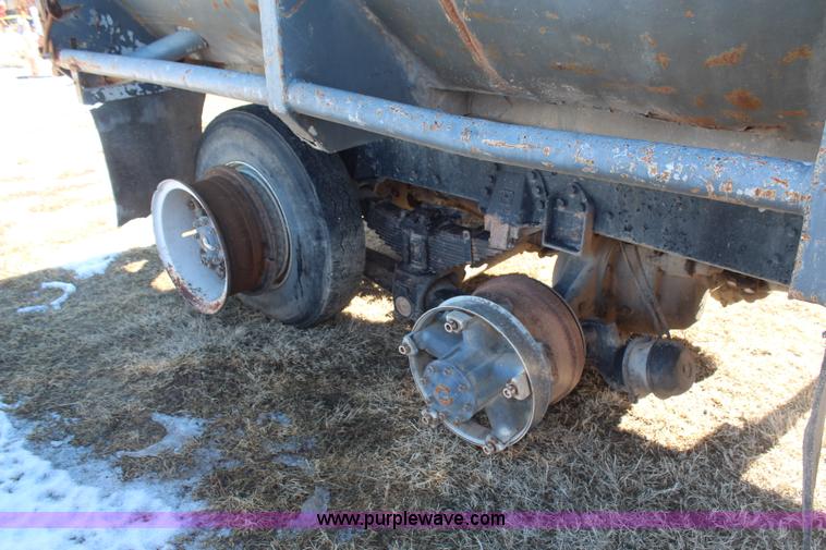 image for item H1355 1988 Ford LT8000 dump truck