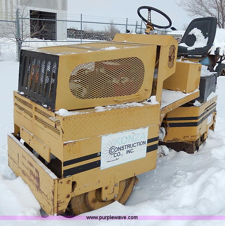 image for item H1368 Mauldin asphalt roller