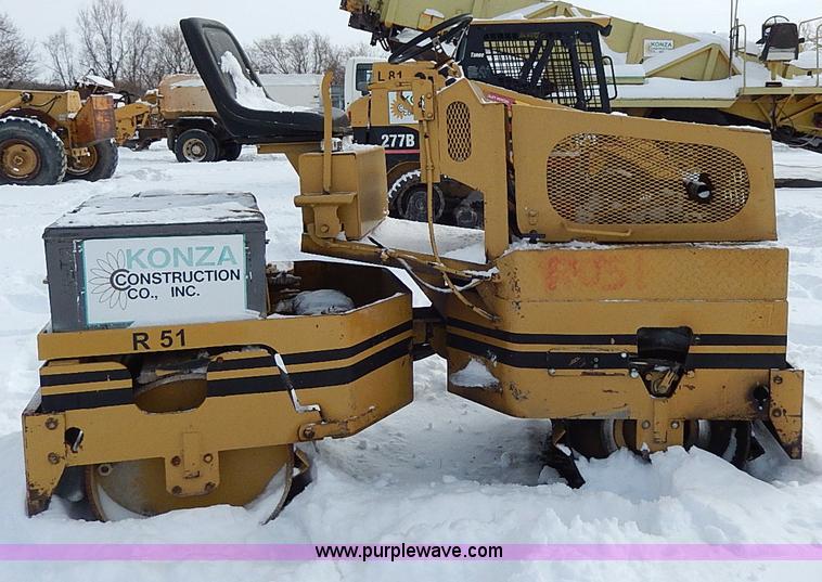 image for item H1368 Mauldin asphalt roller