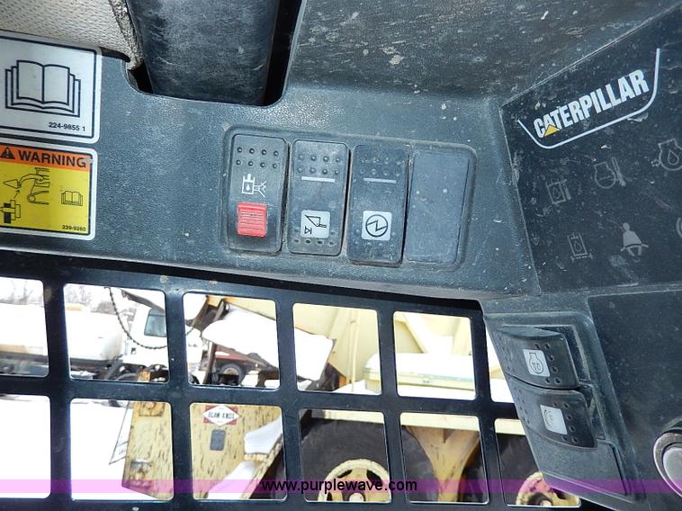 image for item H1369 2005 Caterpillar 277B skid steer