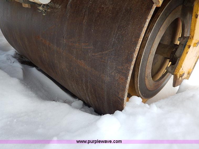 image for item H1370 Mauldin asphalt roller