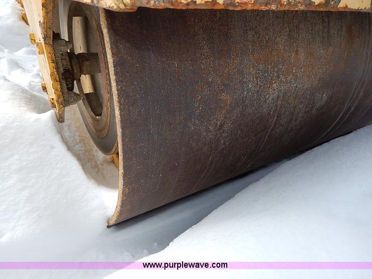 image for item H1370 Mauldin asphalt roller